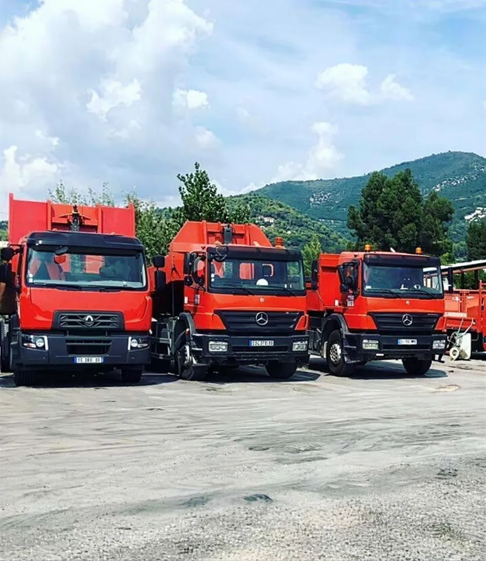 Les camions bennes SC2R alignés sur le dépôt de Carros